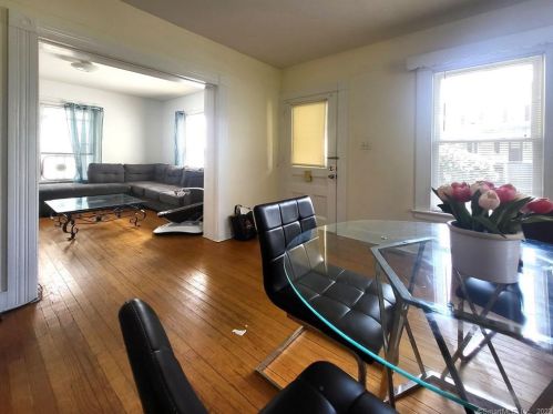 21 Oak Ave, Huntington CT  06484-3025 exterior