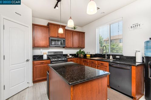 4086 Freesia Dr, Oakley CA  94561-1944 exterior