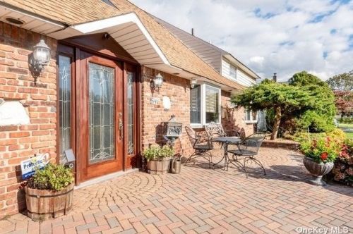 54 Prince Ln, Westbury, NY 11590-6245