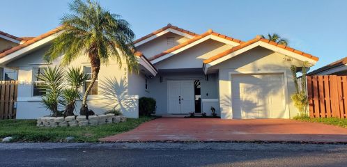 8283 188th Ter, Hialeah, FL 33015-5353