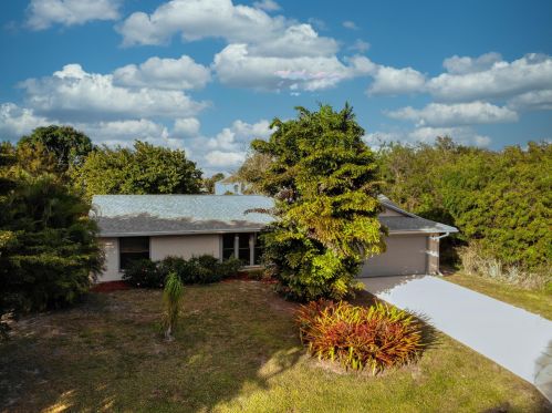 981 Candle Ave, Fort Pierce, FL 34983-4003