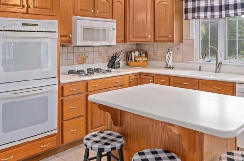 5924 Elderberry Dr, Orefield PA  18069-8811 exterior