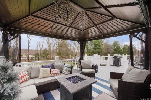 80 Friendly Rd, Mahopac NY  10541-1922 exterior