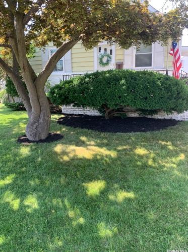 104 Lincoln St, Floral Park, NY 11003-2326