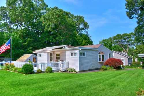 6 Canoe Rd, Scotts Beach, NY 11789-2026