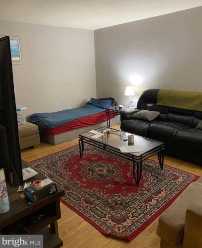 7233 Erdrick St, Philadelphia PA 19135-1014 exterior