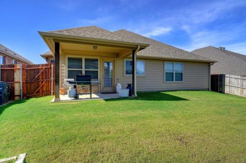 8713 Vista Royale Dr, Fort Worth TX  76108-7946 exterior