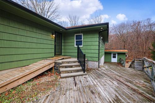 65 Woodbine Dr, Mahopac, NY 10541-4236