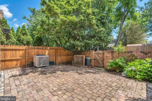 2827 Flagmaker Dr, Falls Church VA  22042-2204 exterior