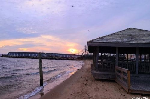 255 Maple St, Islip Manor NY  11751-4801 exterior