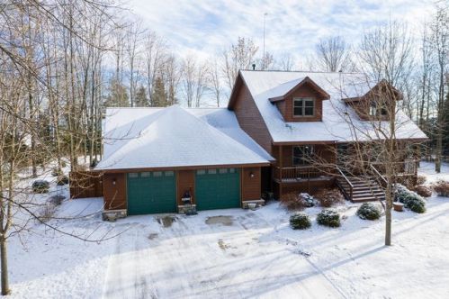 16671 Lakeshore Rd, Cleveland, WI 53015-1569