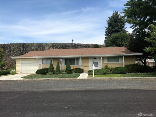 203 Cliff Ave, Wilbur, WA 99185-8903