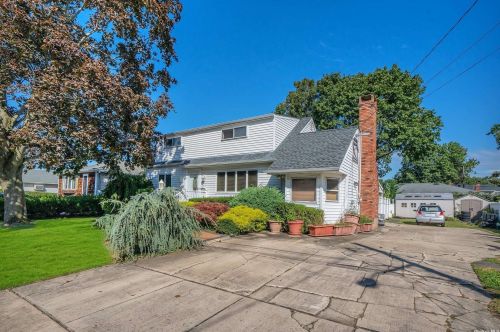 555 Outlook Ave, Babylon, NY 11704-4333