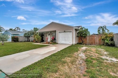 10579 Bobbie Ln, West Palm Beach FL  33411-3042 exterior