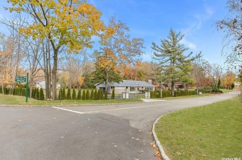 2 Blue Sea Ln, Great Neck NY  11024-1504 exterior