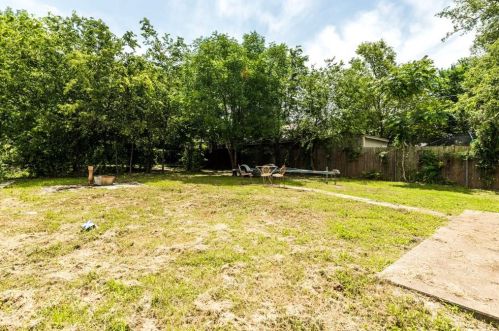 2202 Chestnut Ave, Fort Worth TX  76164-7953 exterior