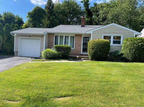 112 Glenwood Rd, Glenwood Landing, NY 11547-3005