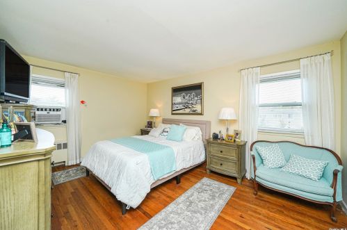 5 Victoria Rd, Babylon NY  11703-1406 exterior