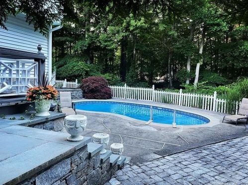 59 Smoke Rise Cir, Waterbury, CT 06712-1047