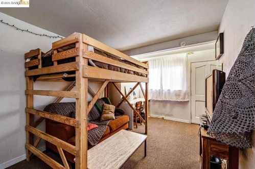 4327 Essex St, Oakland CA 94608-1216 exterior