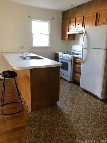 33 Holcomb Ave, Stamford CT  06906-2416 exterior
