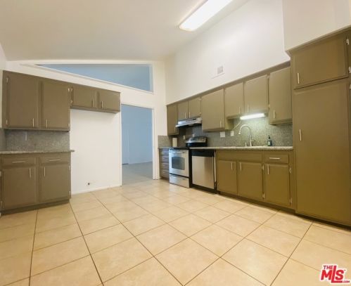 814 Lightcap St, Lancaster CA 93535-2720 exterior