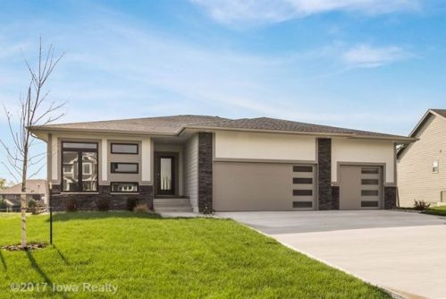 16100 Brook View Dr, Des Moines, IA 50323