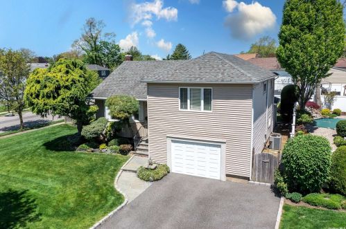 3863 Voorhis Ln, Seaford, NY 11783-1862