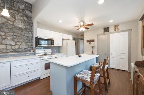 39 Lancaster Ave, Downingtown, PA 19335-2822
