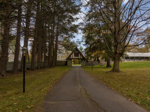 80 Pond St, Salem NH  03079-4315 exterior