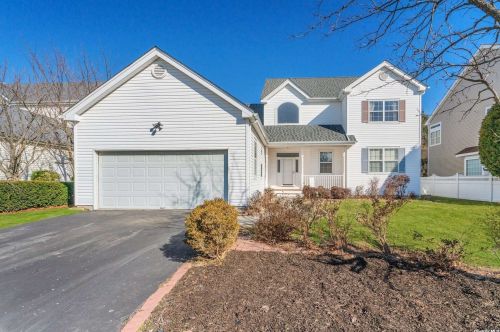 106 Forster Pl, Huntington Station, NY 11747-8129