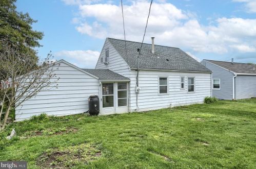 1307 Kingsley Rd, Camp Hill PA  17011-6117 exterior