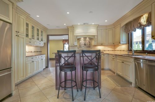 74 Custer Ave, Williston Park NY  11596-2301 exterior