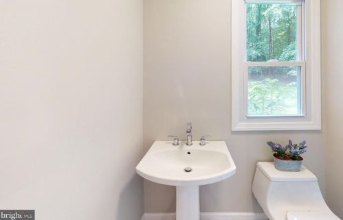 913 Lake Dr, Trenton NJ  08648-4003 exterior