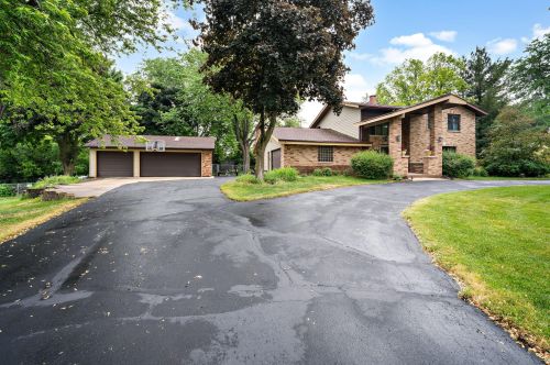 21740 Ann Louise Ct, Waukesha, WI 53146-2318