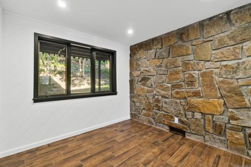 74 Greenwood Ln, White Plains NY  10607-1020 exterior