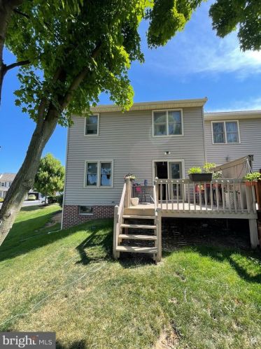 206 Sand Ct, Ephrata PA  17522-2646 exterior