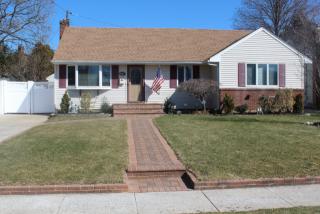 707 Francis Dr, North Wantagh, NY 11793-1038
