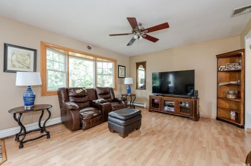 55 New York Ave, Scotts Beach, NY 11789-2500