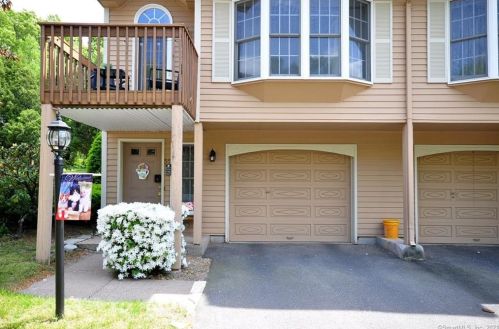 55 Fox Hollow Dr, Windsor Locks, CT 06096-1554