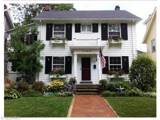 1063 Rosalie Ave, Cleveland, OH 44107-1240