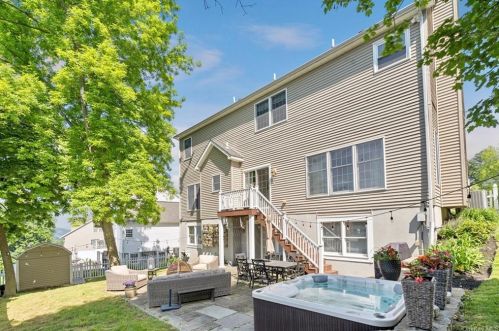 9 Murray Ln, Crotonville NY  10562-3300 exterior