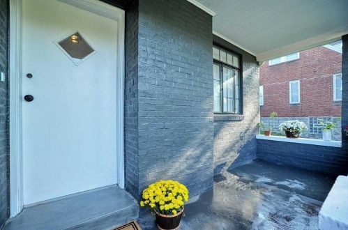 615 Agnew Rd, Pittsburgh, PA 15227-3849