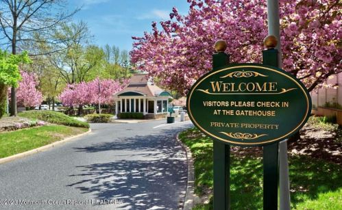 41 Hancock Ct, Tinton Falls, NJ 07701-5453