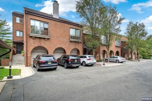 11 Lawrence Ct, Teaneck, NJ 07666-6489