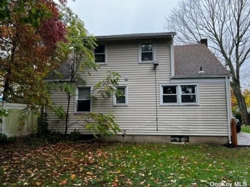 152 Penataquit Ave, Bayshore, NY 11706-8835