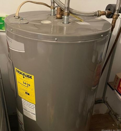 39 Laurel Rd, Windsor Locks CT 06096-2033 exterior