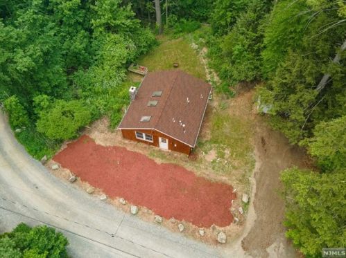 51 Pinecrest Trl, West Milford NJ  07480-1700 exterior