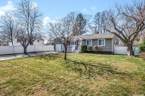 1522 Chicago Ave, Bayshore, NY 11706-4628