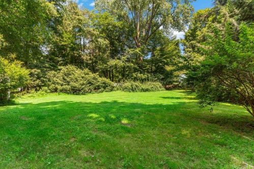 2688 Crompond Rd, Yorktown Hgts NY  10598-3130 exterior